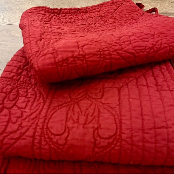 4 Pottery Barn Red Hanna Linen Blend shams , Floral Quilted Ties enclosure - Picture 4 of 10